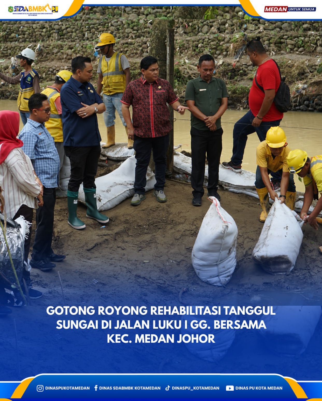 Gotong Royong Rehabilitasi Tanggul Sungai di Jalan Luku I Gang Bersama Kecamatan Medan Johor